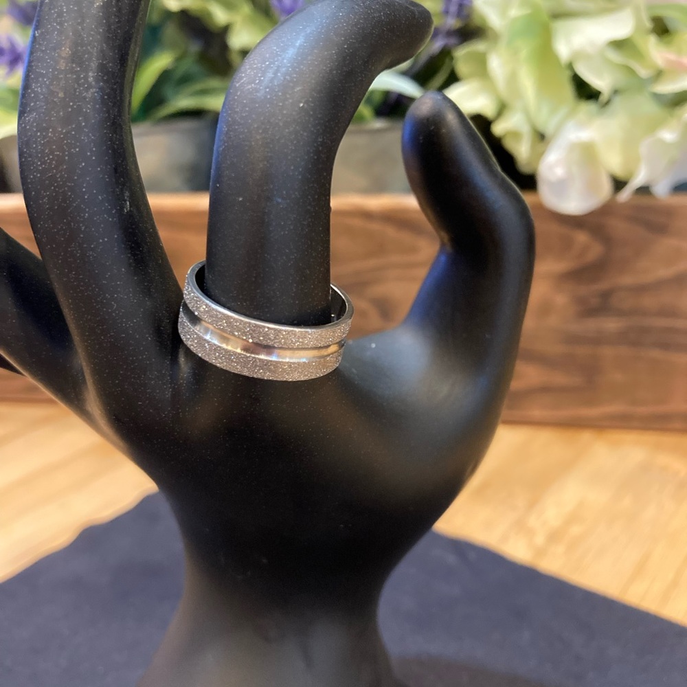 NWOT Beautiful silver ring